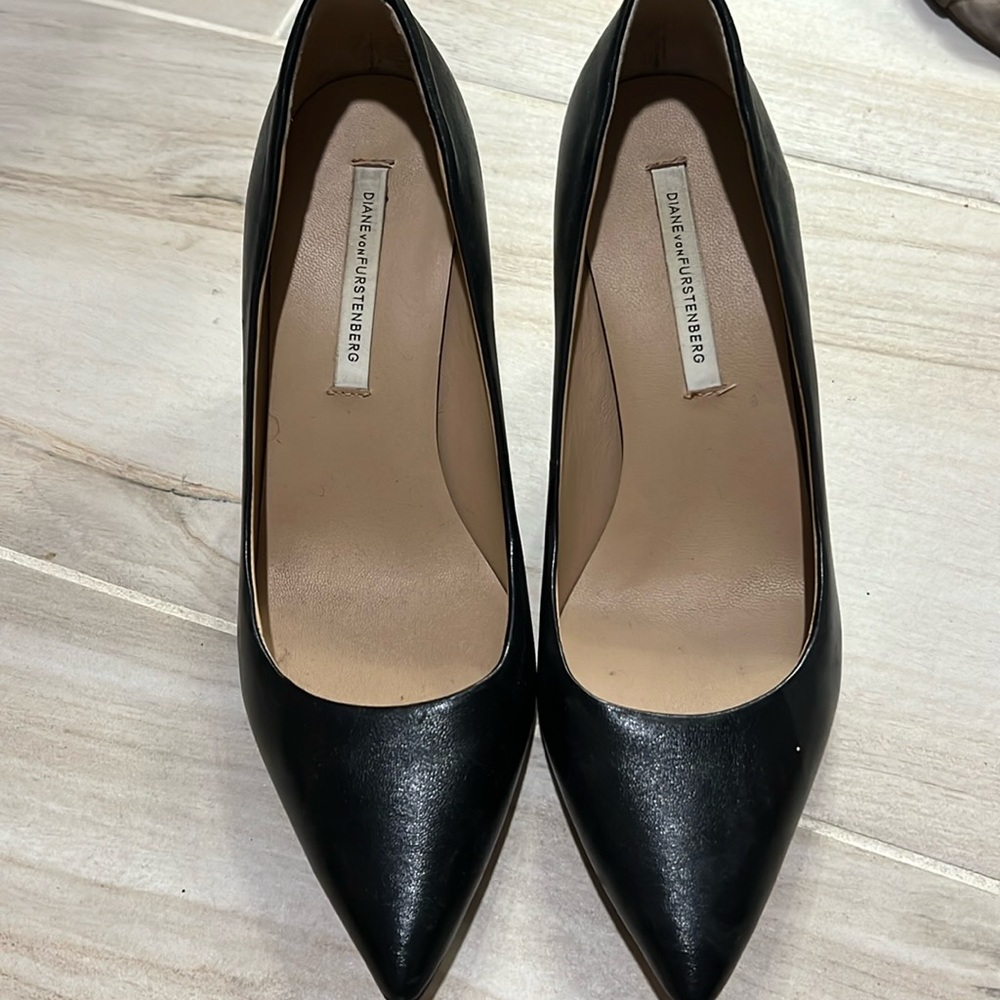 Diane Von Furstenberg black leather pumps 7.5 like new condition